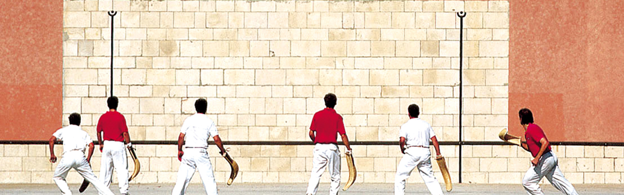 Partie de pelote basque sur un fronton