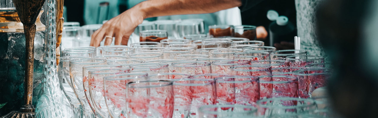 Verres alignés pour un cocktail